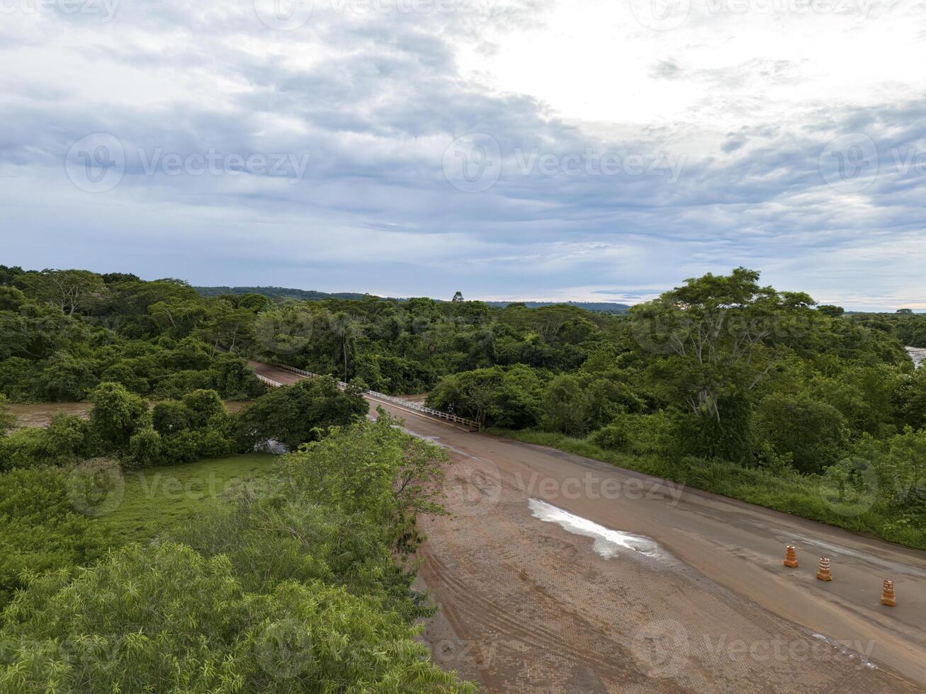 brug over- de aporé rivier, de grens van de staat van mato grosso Doen sul met goias foto