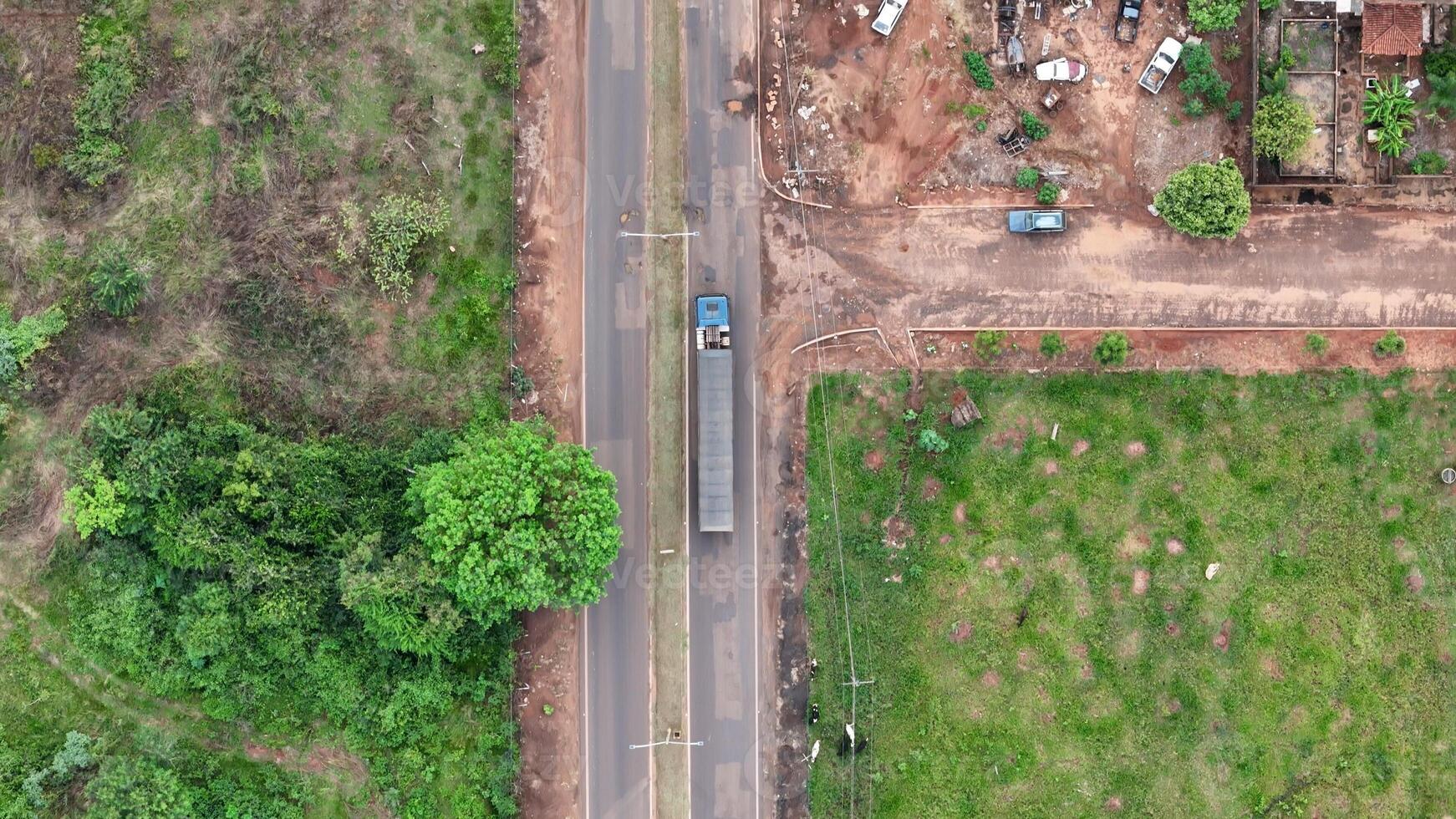 vrachtauto voorbijgaan Aan snelweg in de interieur van Brazilië foto