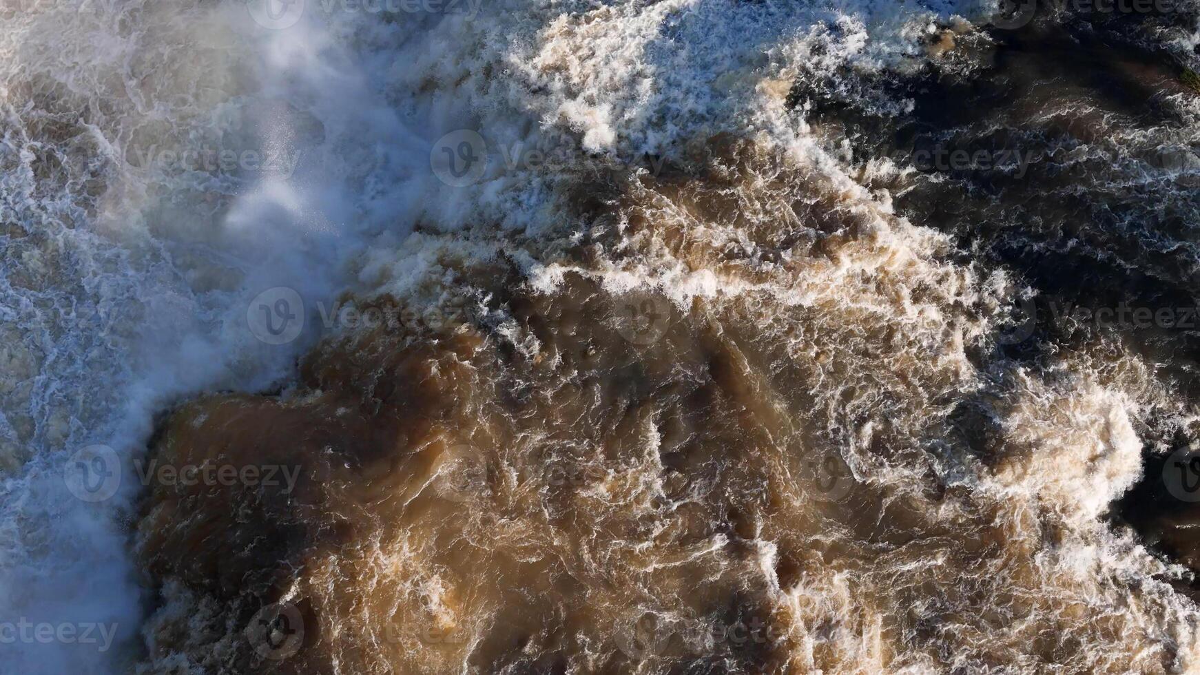 waterval in rivier- in top visie foto