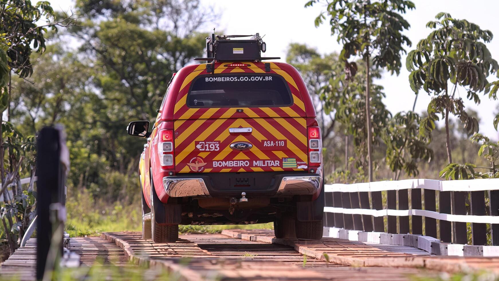 mijniros, goias, Brazilië - 11 25 2023 brandweerman voertuig in emas nationaal park foto