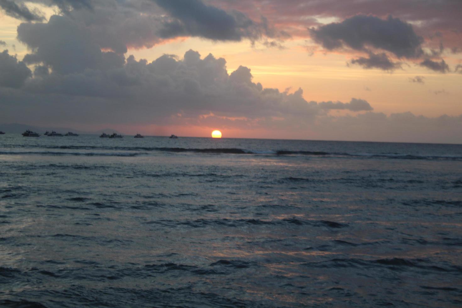 zonsopgang in de zee foto