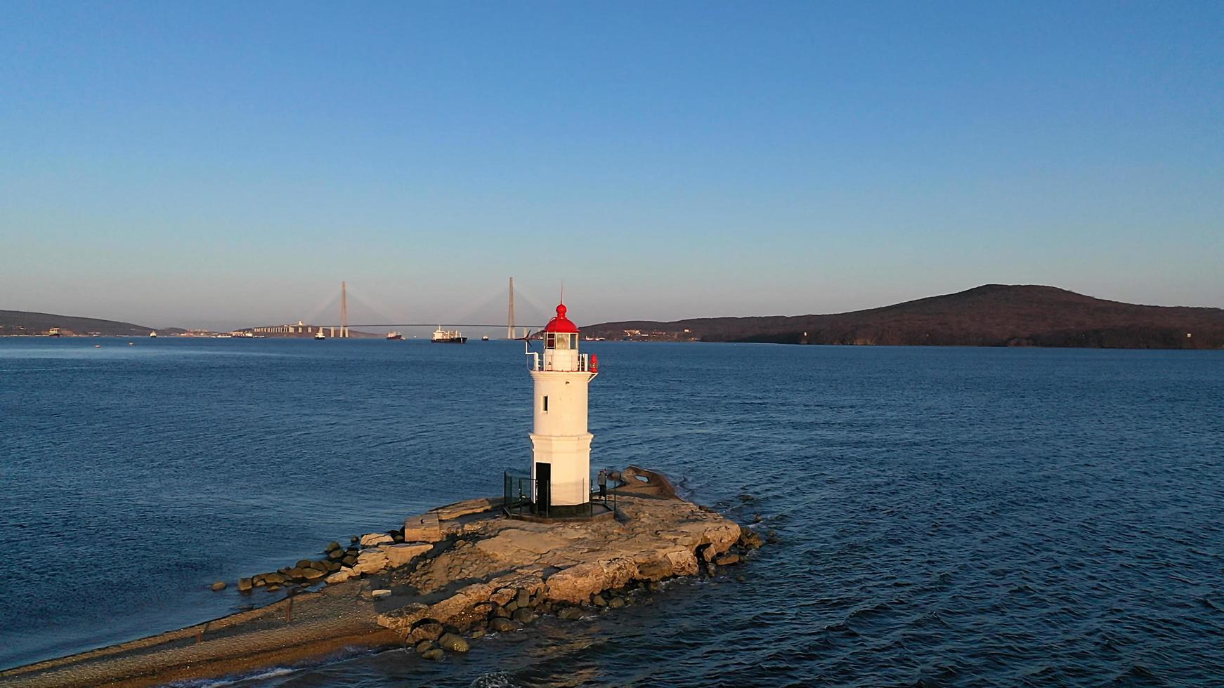 luchtfoto van het zeegezicht met uitzicht op de witte vuurtoren. foto