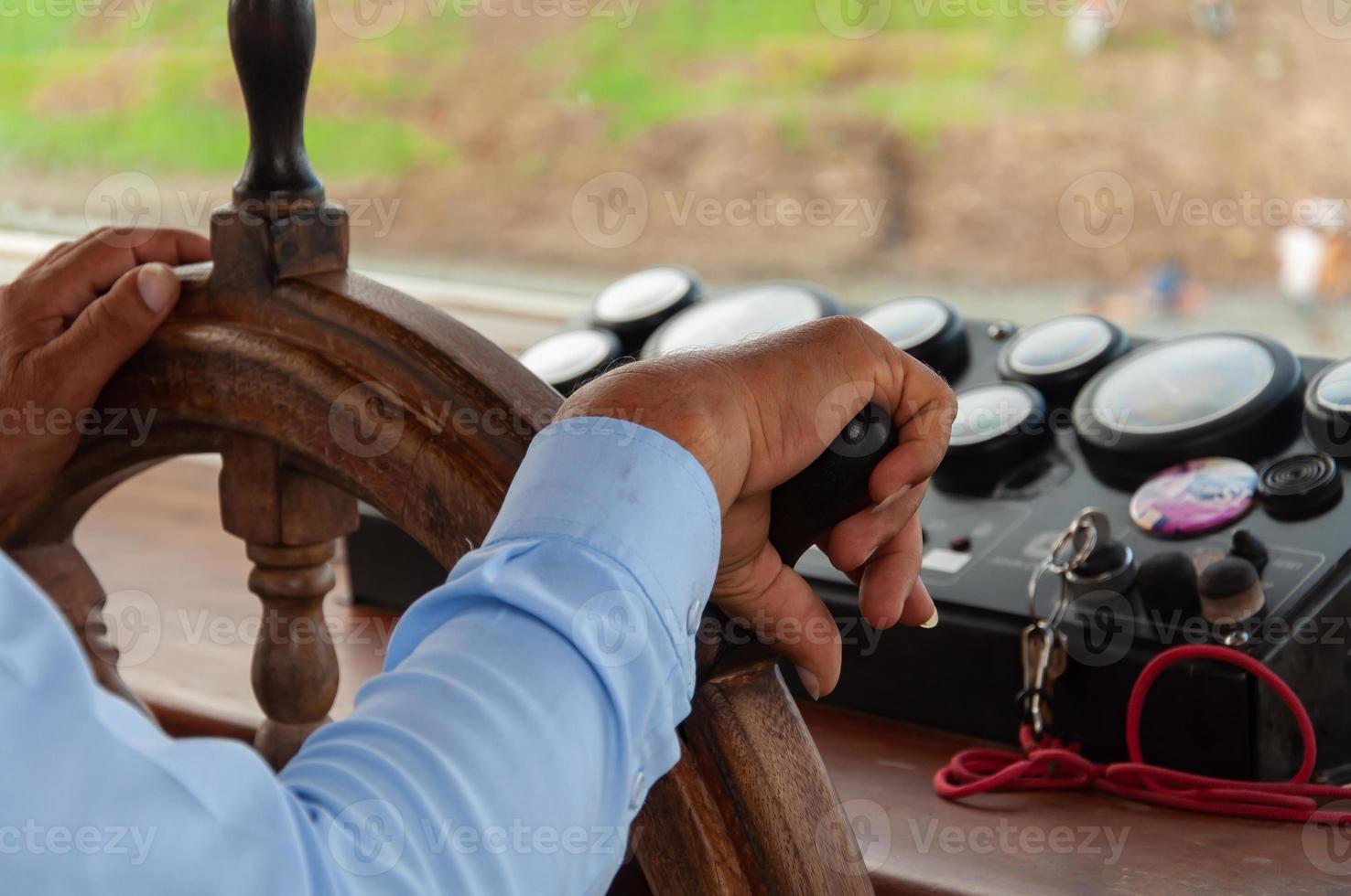 een boot besturen foto