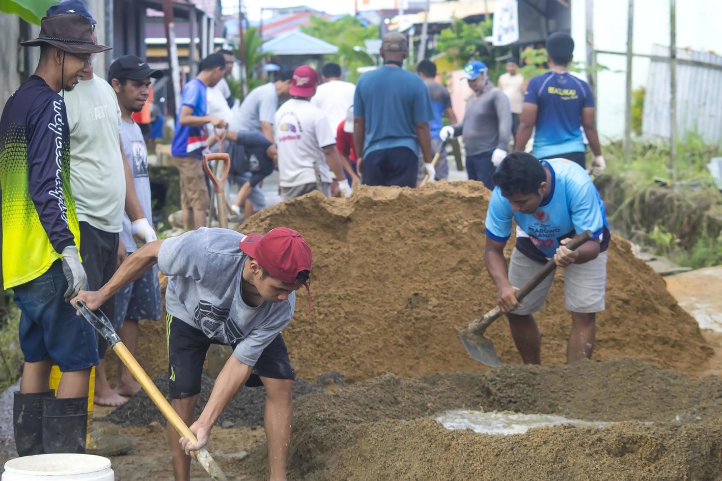 West Papoea, Indonesië, 11-7-21 dorpelingen repareren beschadigde voetpaden foto