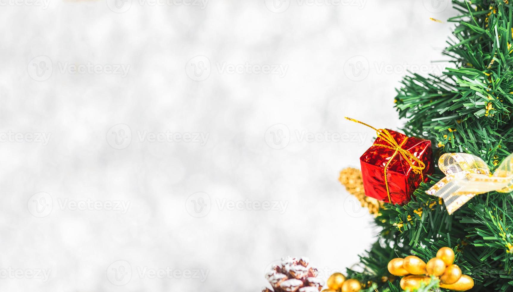 close-up rode geschenkdoos op groene kerstboom bij witte bokehlichten foto