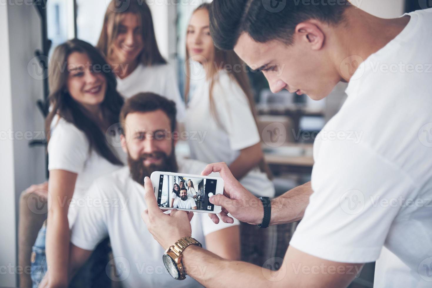 vervagen portret van zalige jonge beste vrienden met handen met telefoon op de voorgrond foto