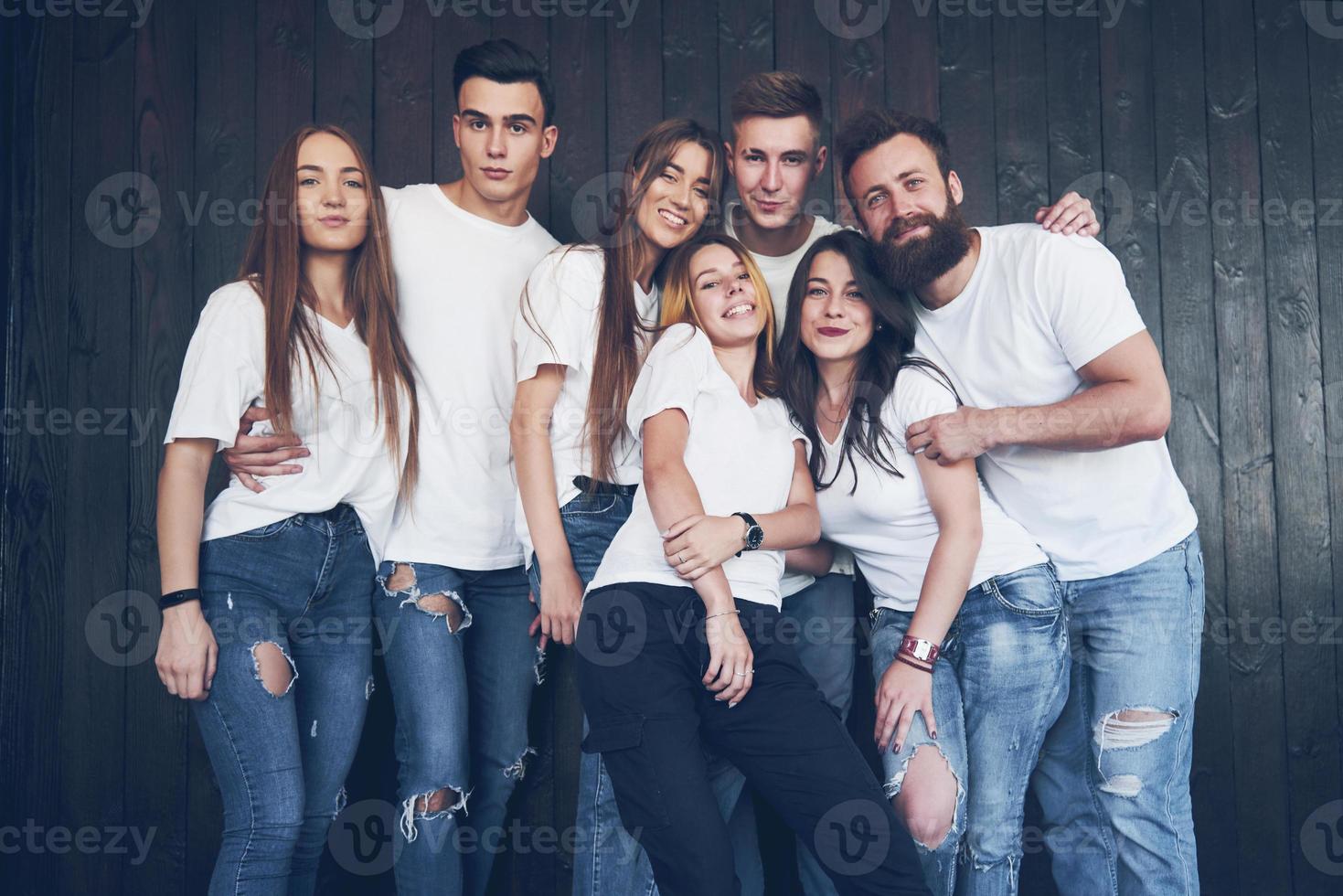 feest met vrienden. groep vrolijke jonge mensen die samen plezier hebben en ze vieren iets foto