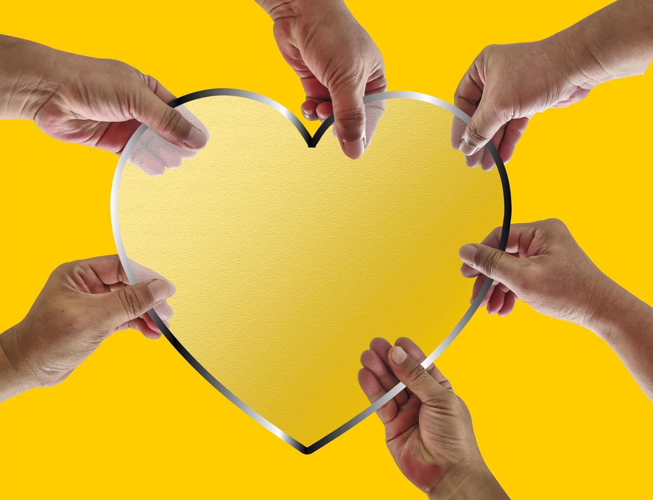 zes handen die hartvormige glasplaat bij elkaar houden. illustratie van het delen van liefde tussen mensen foto