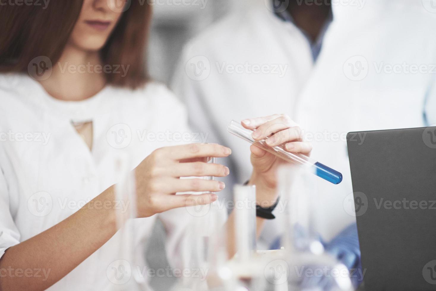 experimenten in het chemisch laboratorium. een experiment werd uitgevoerd in een laboratorium in transparante kolven foto