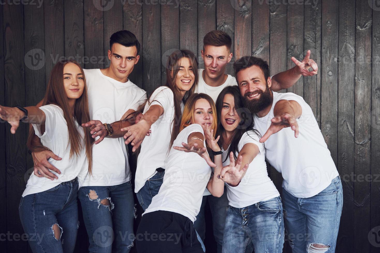 feest met vrienden. groep vrolijke jonge mensen die samen plezier hebben en ze vieren iets foto