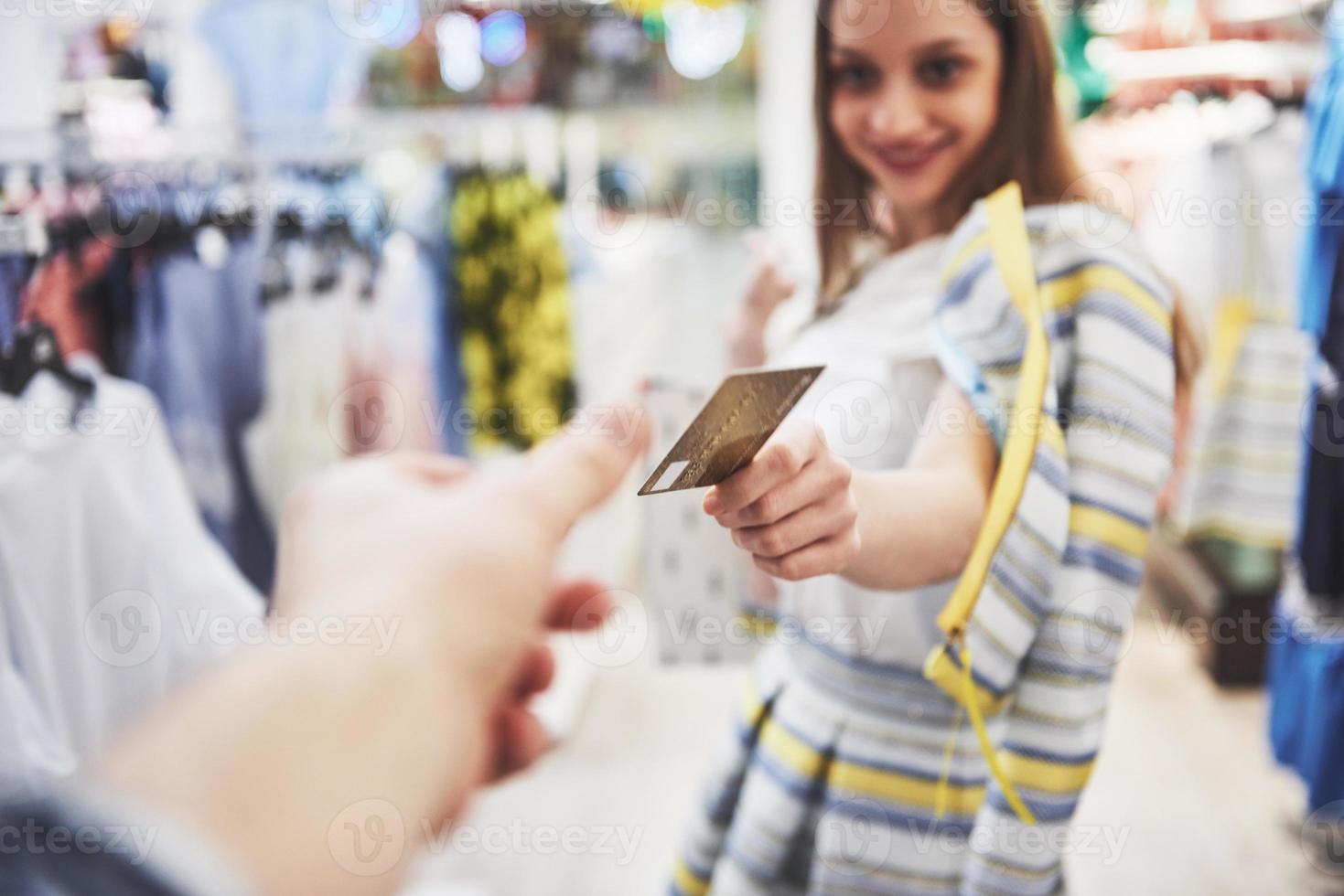 gelukkige vrouw met boodschappentassen en creditcard in de winkel. de favoriete bezigheid voor alle vrouwen, lifestyle concept foto
