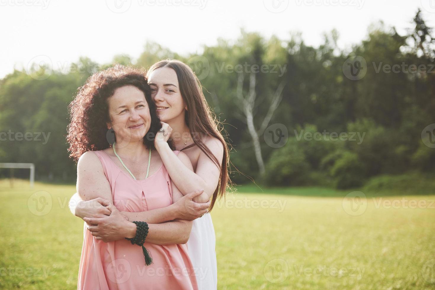 liefde is moeder en dochter. een oude vrouw en haar volwassen kind in het park. foto