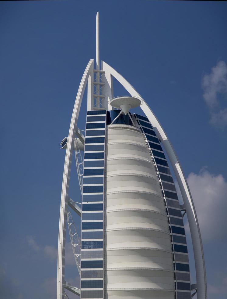 dubai, Verenigde Arabische Emiraten, 16 januari 2014 - uitzicht op hotel burj al arab in dubai. Met een hoogte van 321 m is het het vierde hoogste hotel ter wereld en heeft het 202 kamers. foto