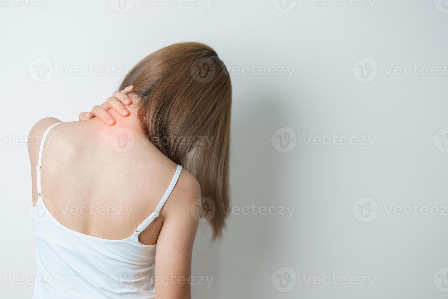 vrouw hebben nek en schouder pijn Bij huis. spier pijnlijk ten gevolge naar myofasciaal pijn syndroom en fibromyalgie, reuma, scapulier pijn, cervicaal ruggengraat. ergonomisch concept foto