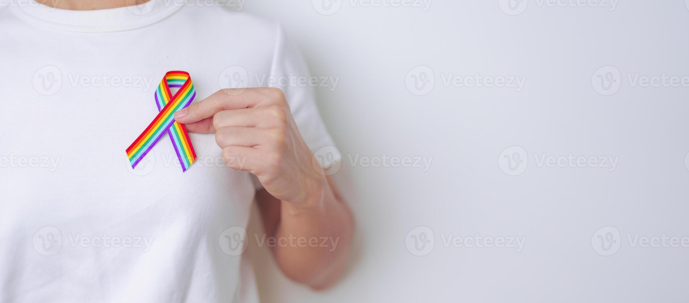 lgbt trots maand concept of lgbtq of lgbtqia met regenboog lint voor lesbienne, homo, biseksueel, transgender, vreemd, intersekse, aseksueel, ouder, niet binair, twee geest, pansexueel en demiseksueel foto