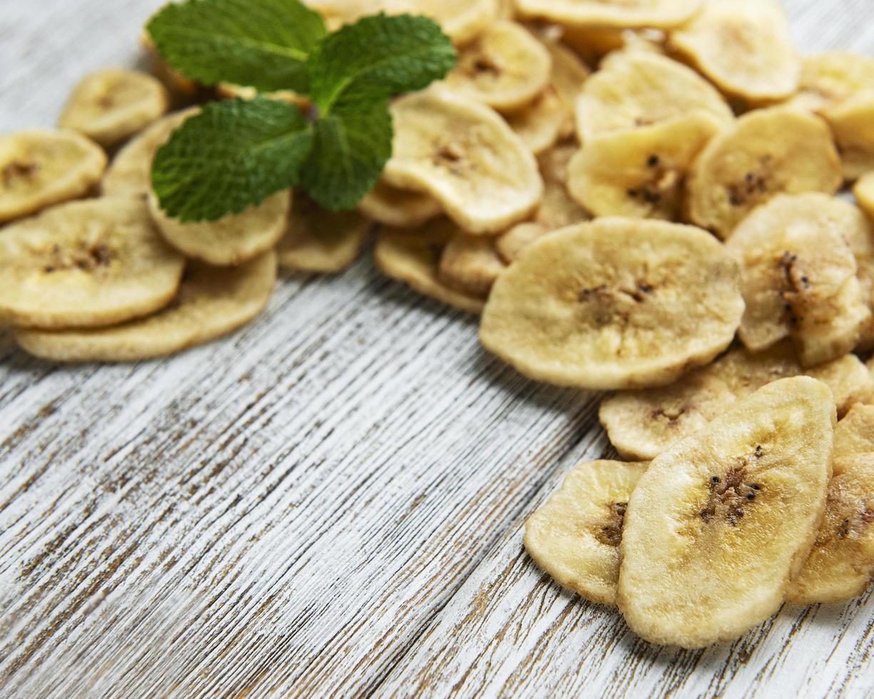 gedroogde gekonfijte plakjes banaan of chips foto