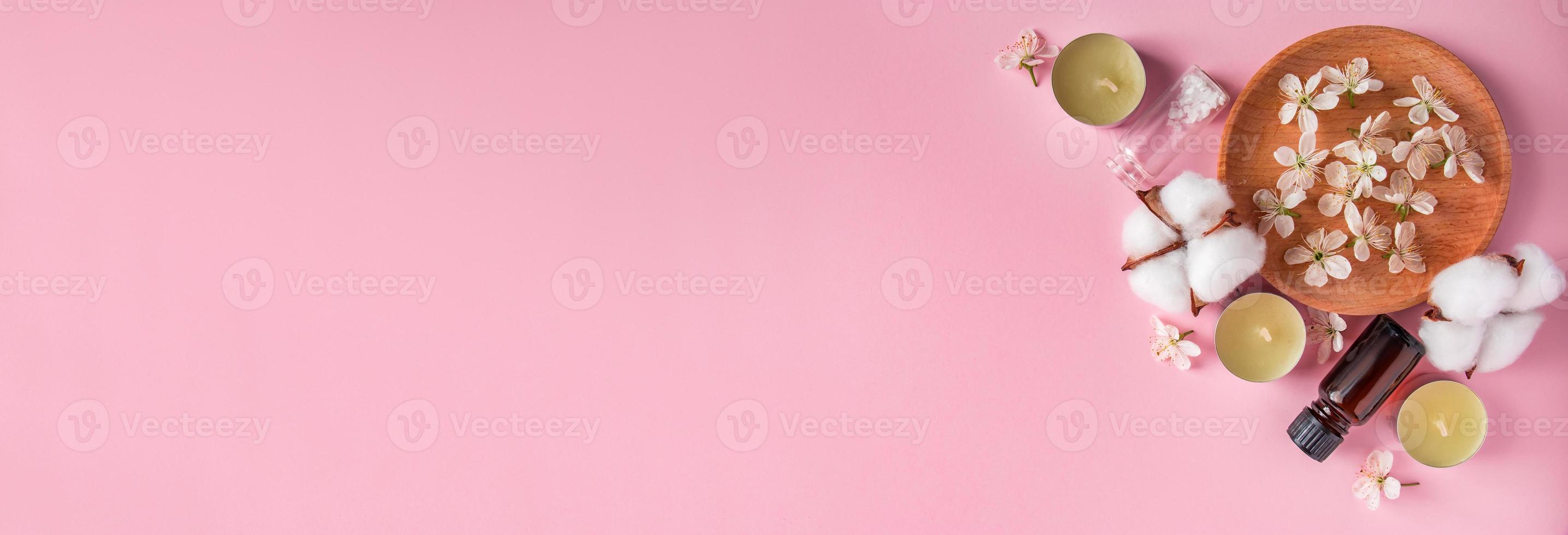 biologische cosmetica op een roze achtergrond. foto