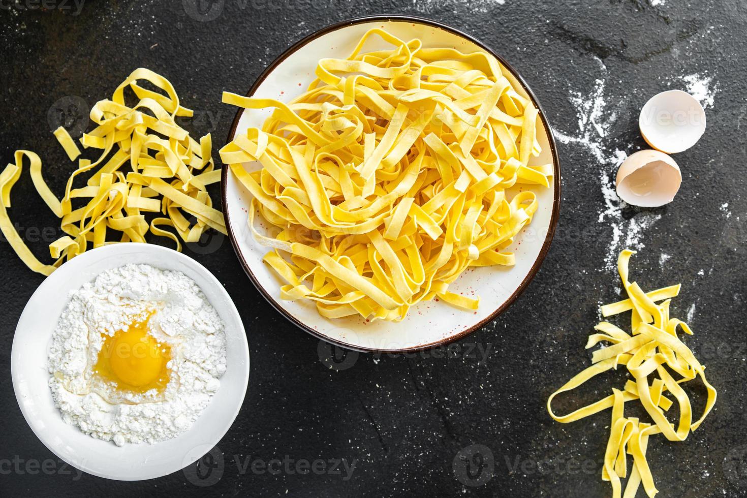 ei pasta rauwe tagliatelle handgemaakt koken foto