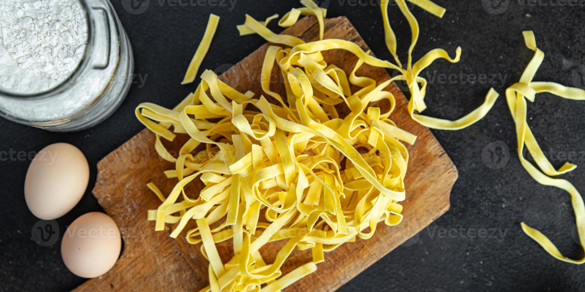 ei pasta rauwe tagliatelle handgemaakt koken foto