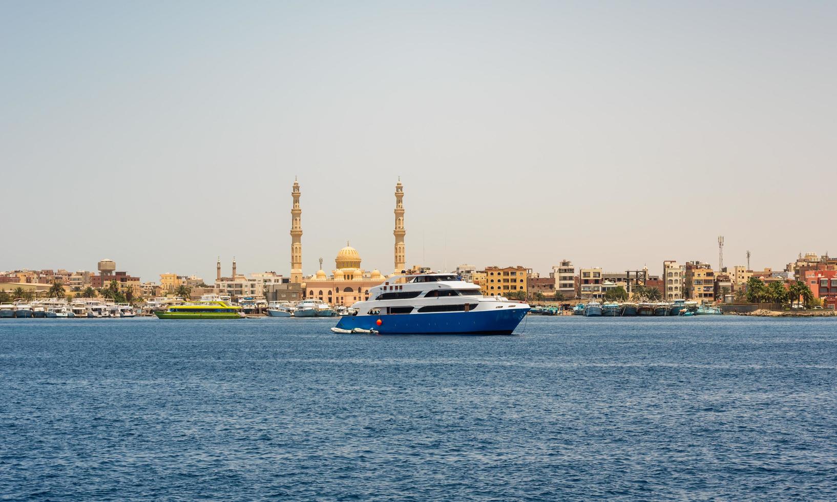 veel schepen in de jachthaven van hkrgada in de rode zee foto