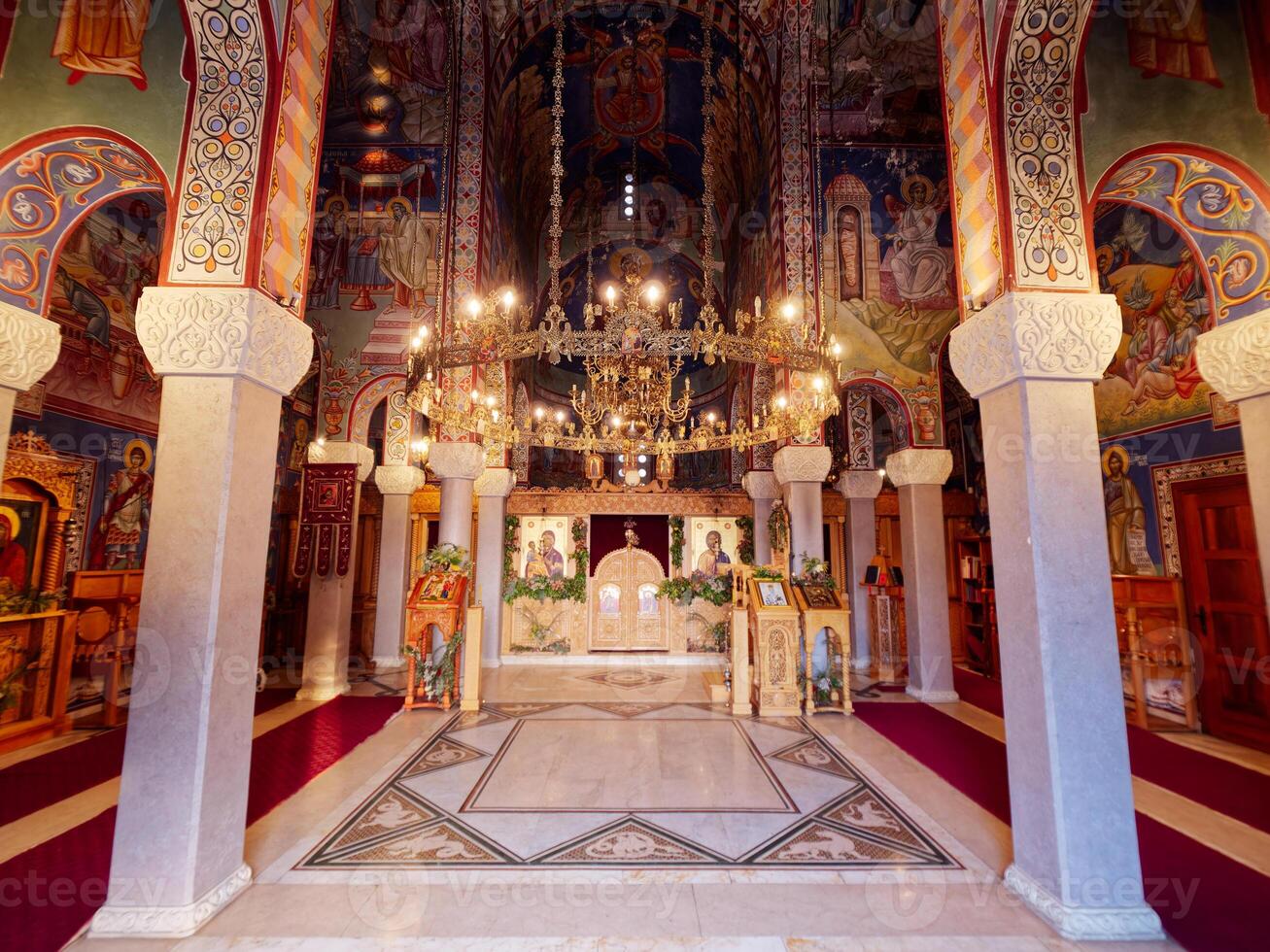 interieur schot van orthodox kerk. geloof. Christendom. heilig figuren. glimmend altaar. interieur van de hercegovacka gracanica klooster in trebinje, Bosnië en herzegovina. foto