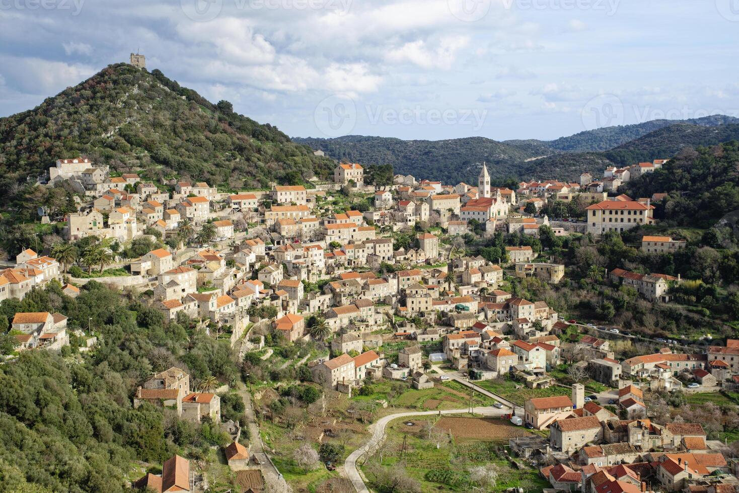 visie van de dorp van lastovo, gelegen Aan de top van de heuvel Aan de noordelijk rand van de eiland. reizen naar Kroatië eiland. landelijk toerisme. foto