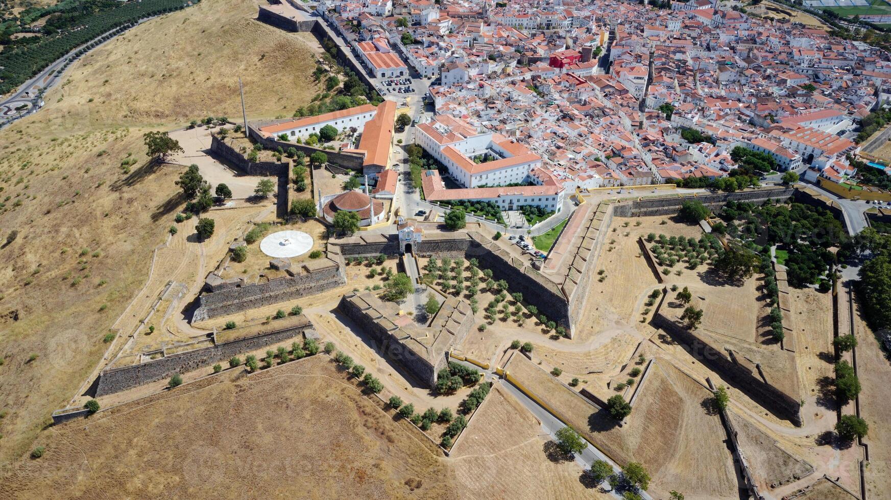 luchtfoto drone-weergave van vestingwerken, garnizoensgrensstad Elvas en zijn vestingwerken. UNESCO Werelderfgoed Portugal. historische site. toeristische bestemming voor vakanties. portugal, alentejo, elvas. foto