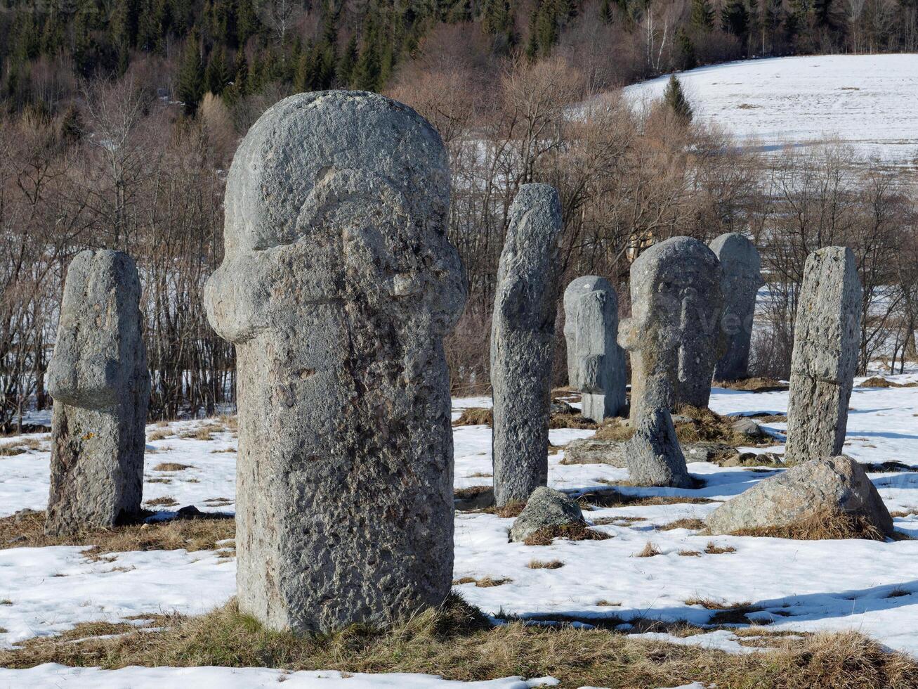 stecci middeleeuws grafstenen begraafplaatsen in maculje, Bosnië en herzegovina. UNESCO plaats. historisch plaats van interesse. de grafstenen voorzien zijn van een breed reeks van decoratief motieven en inscripties. foto