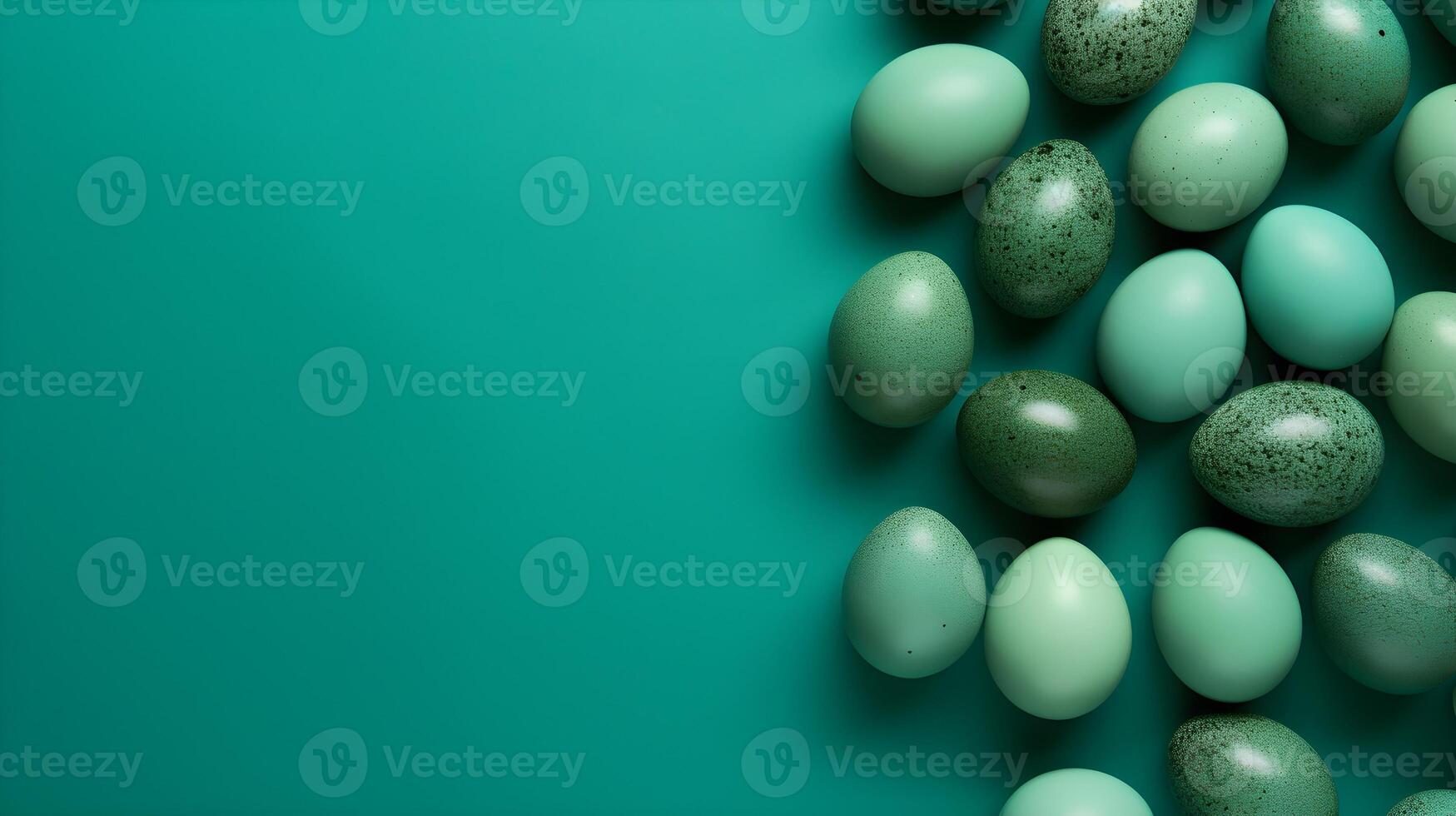 een mand van kleurrijk eieren met copyspace Aan groen achtergrond. Pasen ei concept, voorjaar vakantie foto
