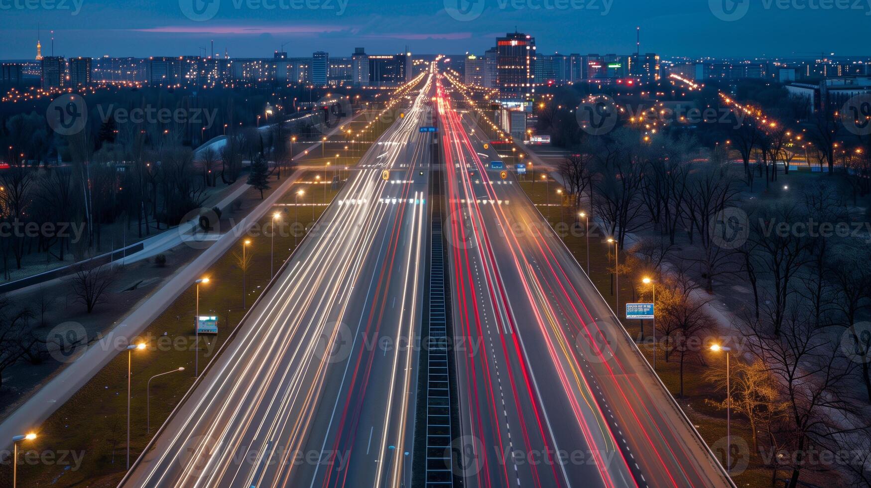 strepen van in beweging auto lichten tegen de backdrop van stad lichten Bij nacht foto