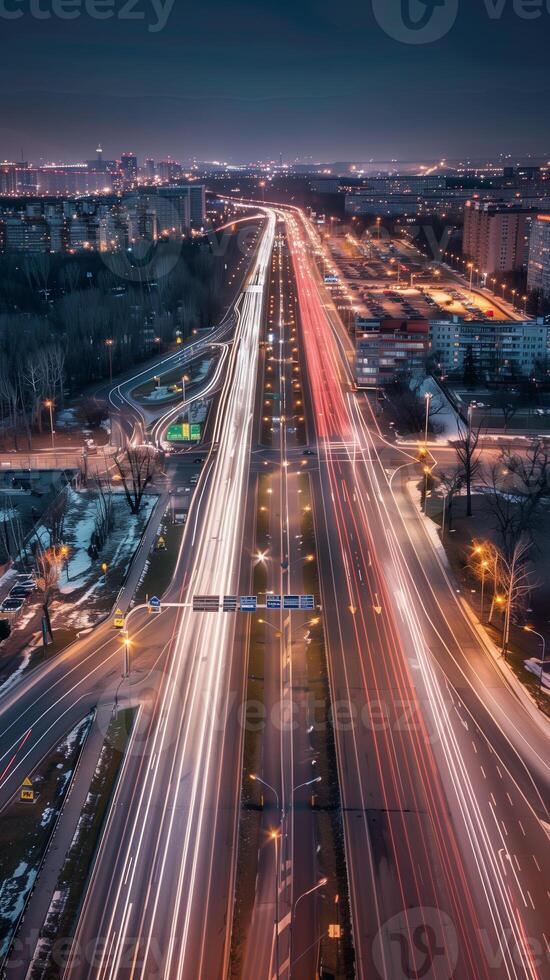 strepen van in beweging auto lichten tegen de backdrop van stad lichten Bij nacht foto