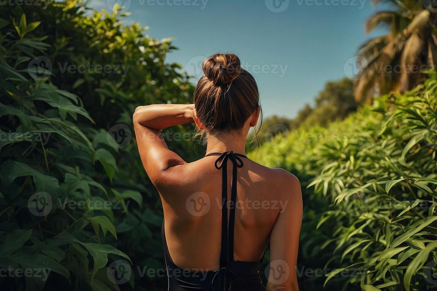 een vrouw in een een stuk zwempak staat Aan de strand Bij zonsondergang foto