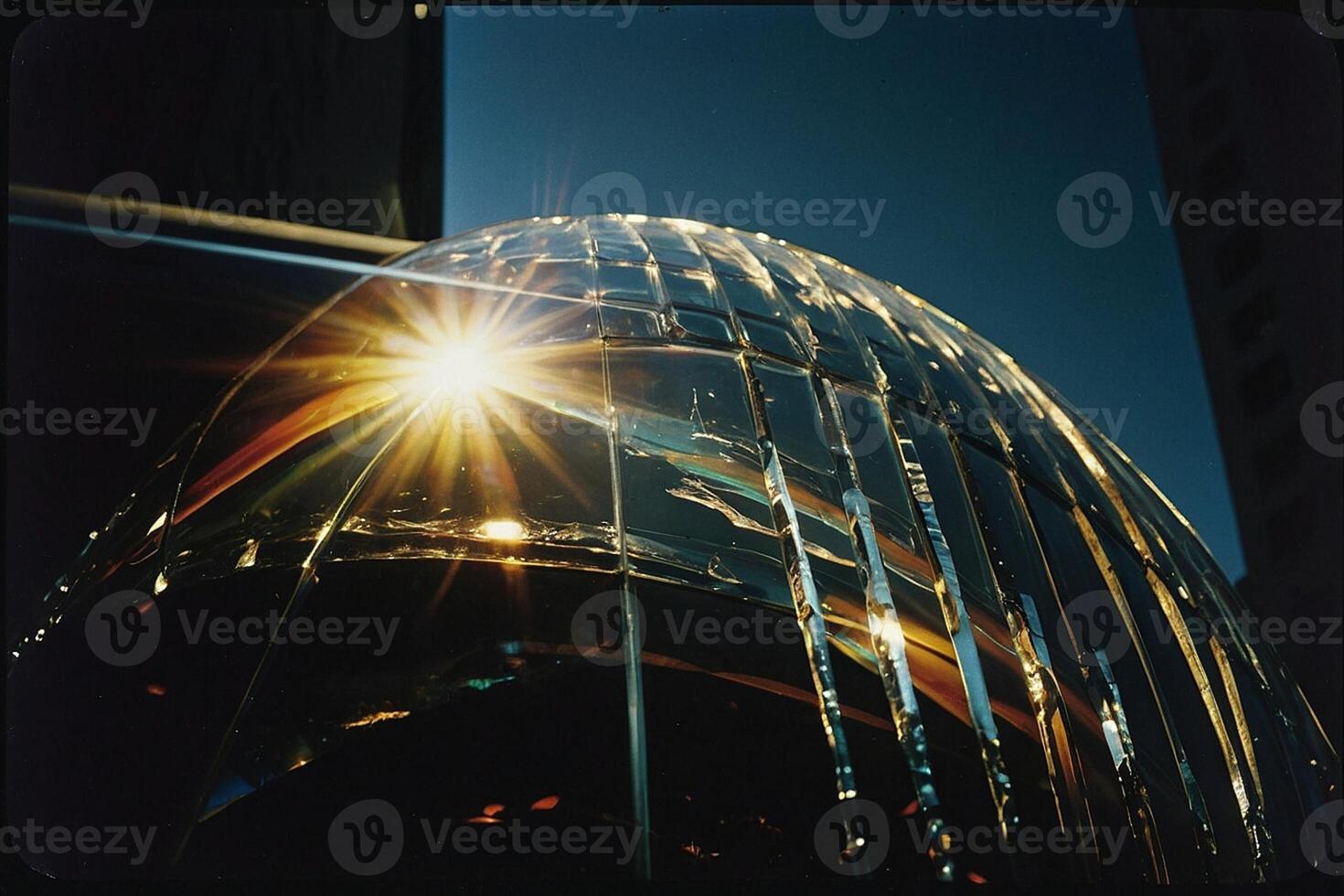 een groot glas gebouw met de zon schijnend door het foto