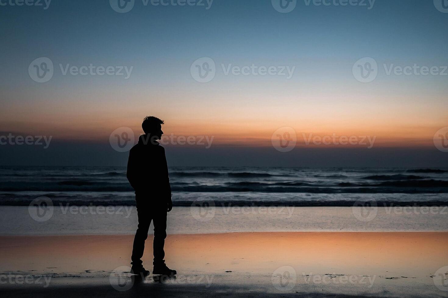 silhouet van een Mens staand Aan top van een heuvel Bij zonsondergang foto