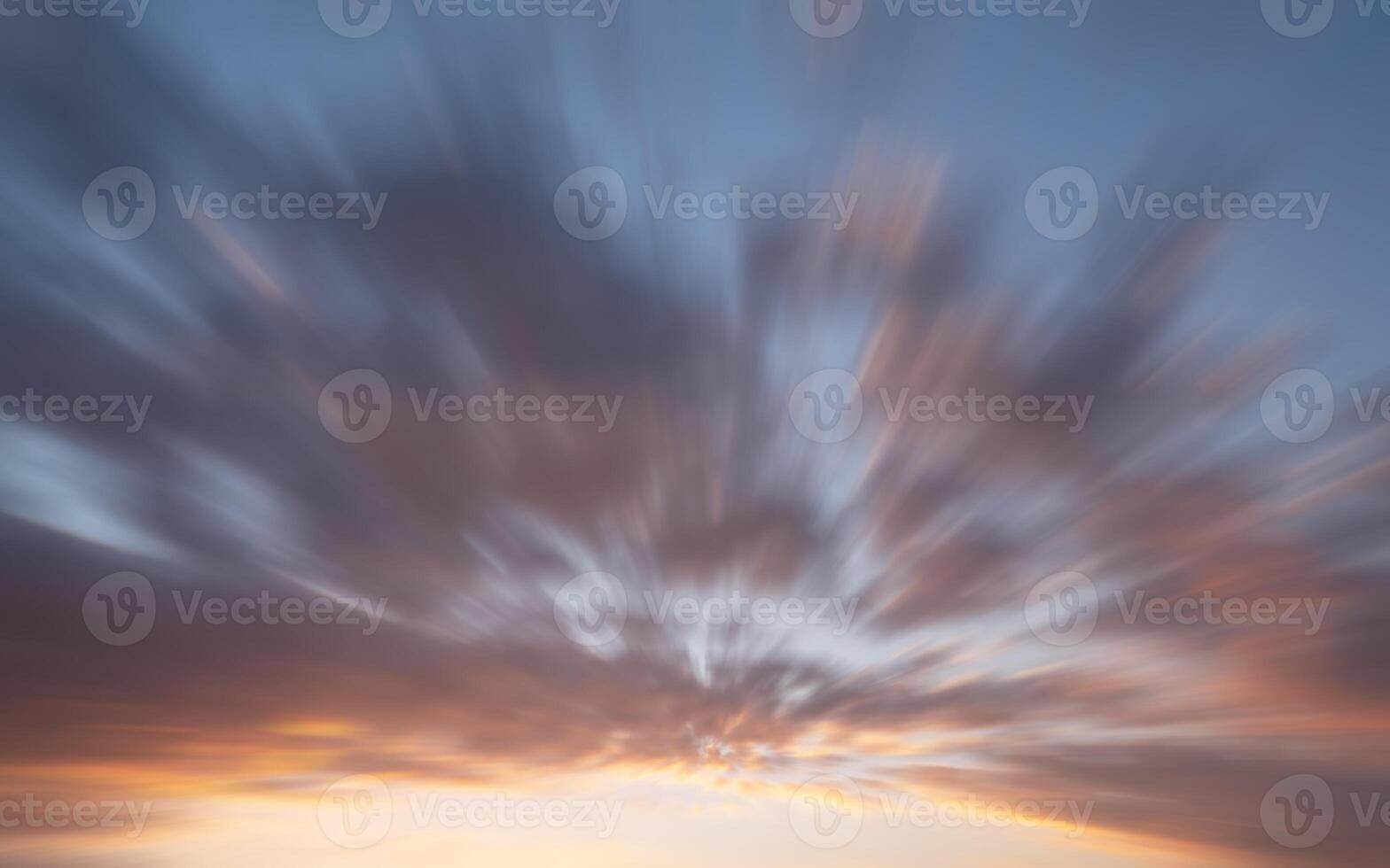 lucht met roodgekleurde wolken foto