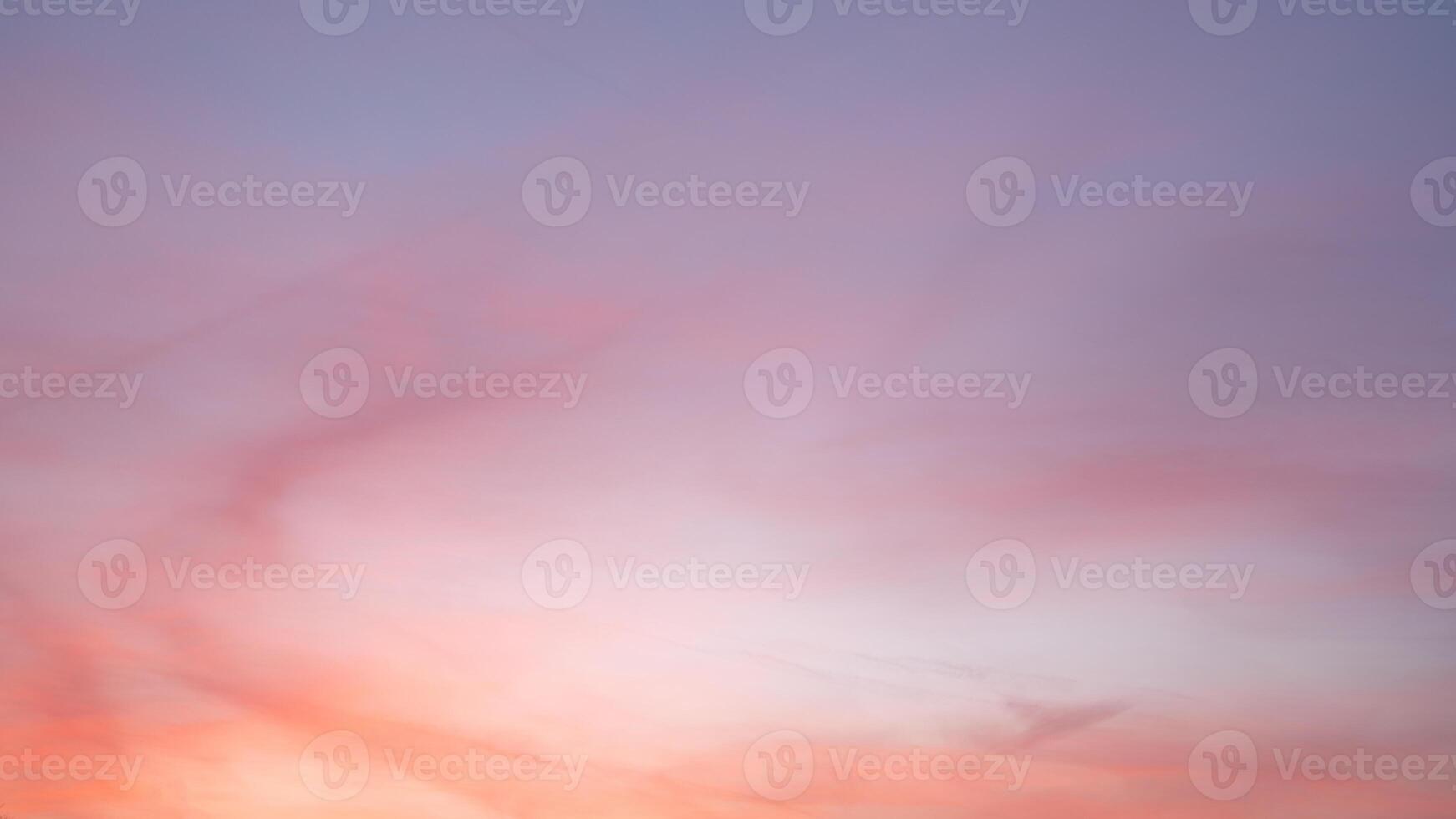 lucht met roodgekleurde wolken foto