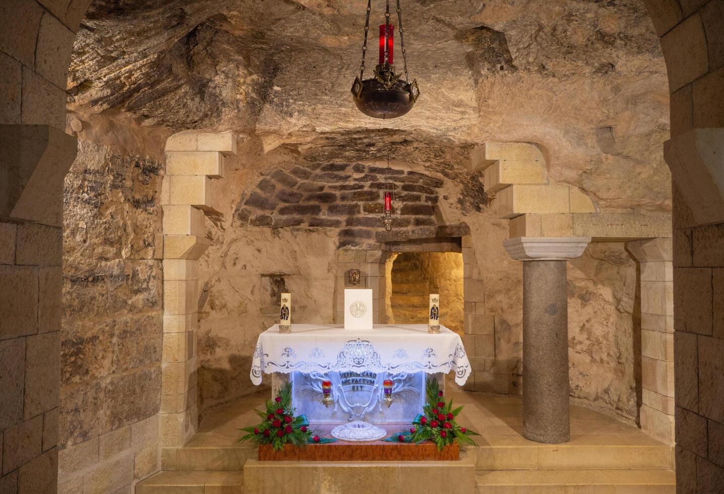 Nazareth, Israël, september 6, 2018. lager kapel met een altaar Bij de basiliek van de aankondiging in Nazareth, Israël foto