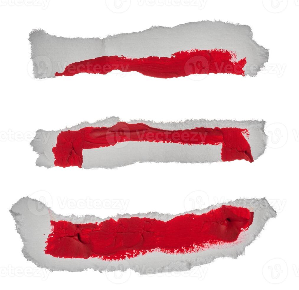 gescheurd stuk van wit papier met rood verf swatch foto