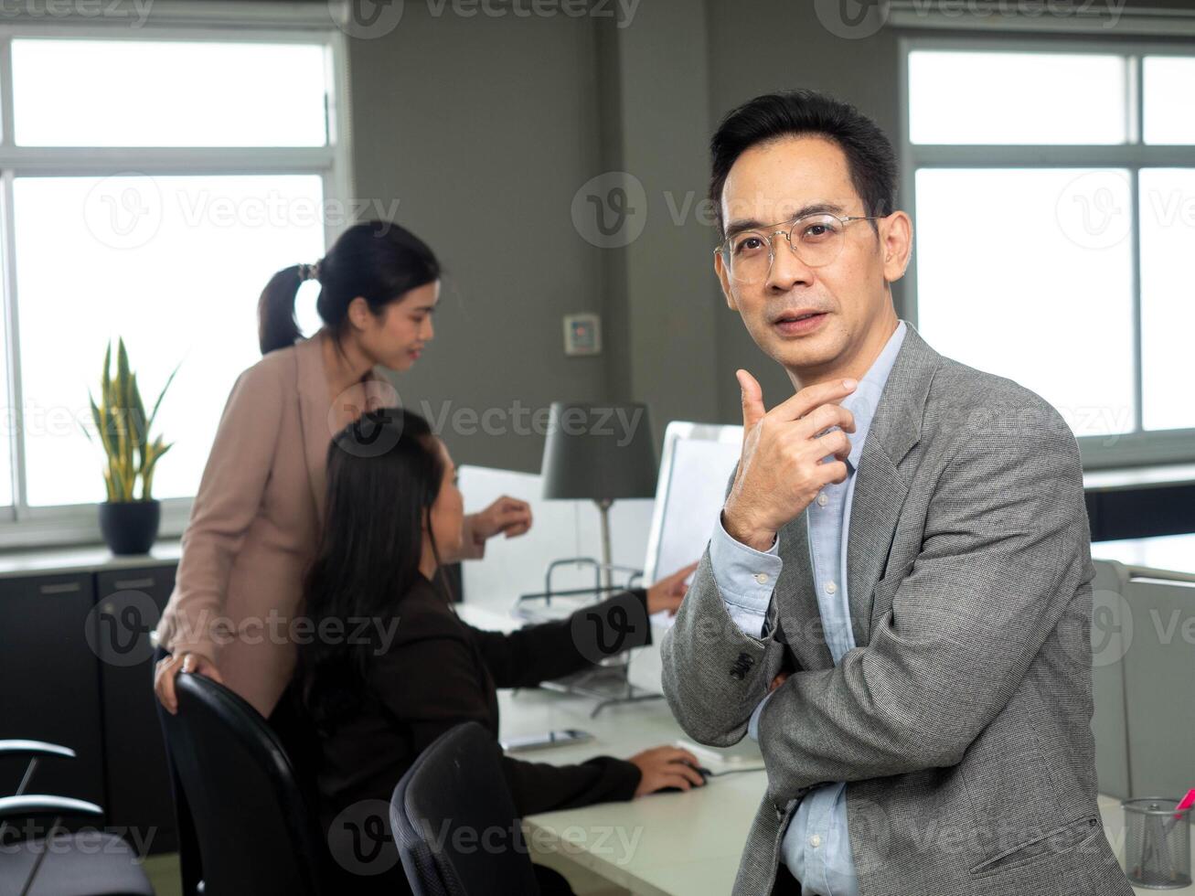 zakenman mannetje heer persoon mensen menselijk kijken Bij camera slim knap zakenvrouw groep samenspel manager personeel werk staand ondernemer kantoor kopiëren ruimte succes uitvoerend vent pak foto