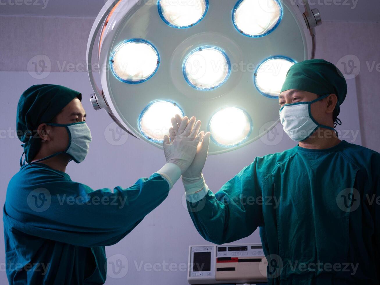 dokter verpleegster personeel bijstand ondersteuning tintje hand- samenspel helpen hoop operatie kamer noodgeval medisch Gezondheid zorg professioneel mannetje Mens mensen persoon menselijk uniform groen kleur groep medisch chirurg foto