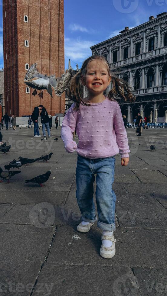 de kind wandelingen Aan st. peter plein in Vaticaan stad centrum van Rome Italië, foto