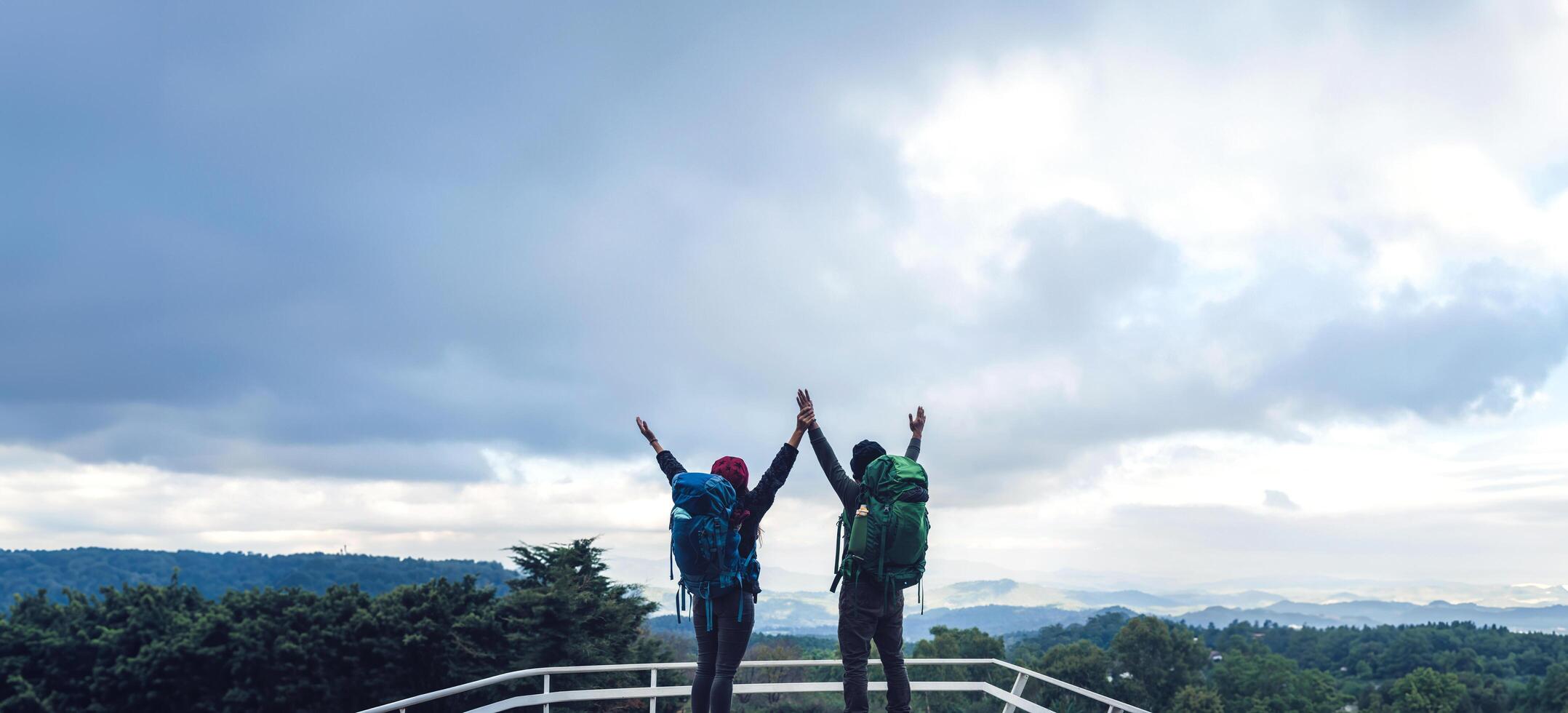 Aziatische paren reizen de natuur op de bergen in de winter.travel ontspannen. natuurlijk aanrakingsplatteland bij doi inthanon in thailand. foto