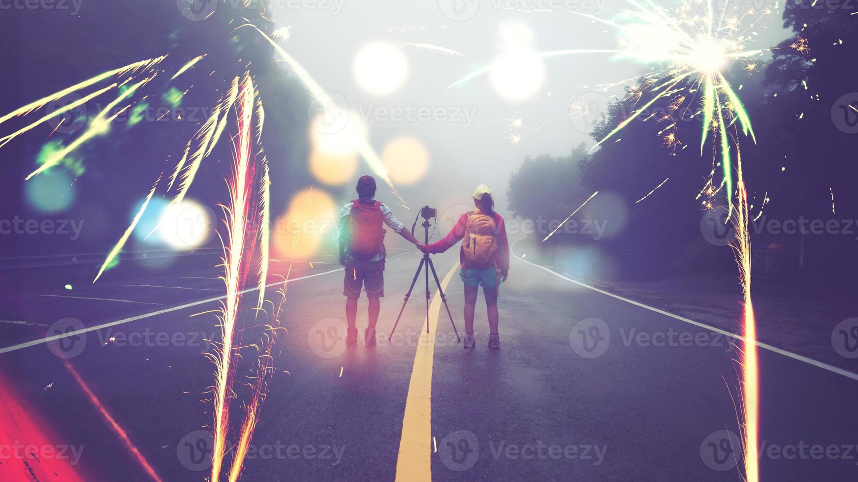 reis natuurliefhebber aziatische vrouwen en aziatische man nemen een foto schiet het vuurwerk in de berg van het nieuwe jaar. Thailand