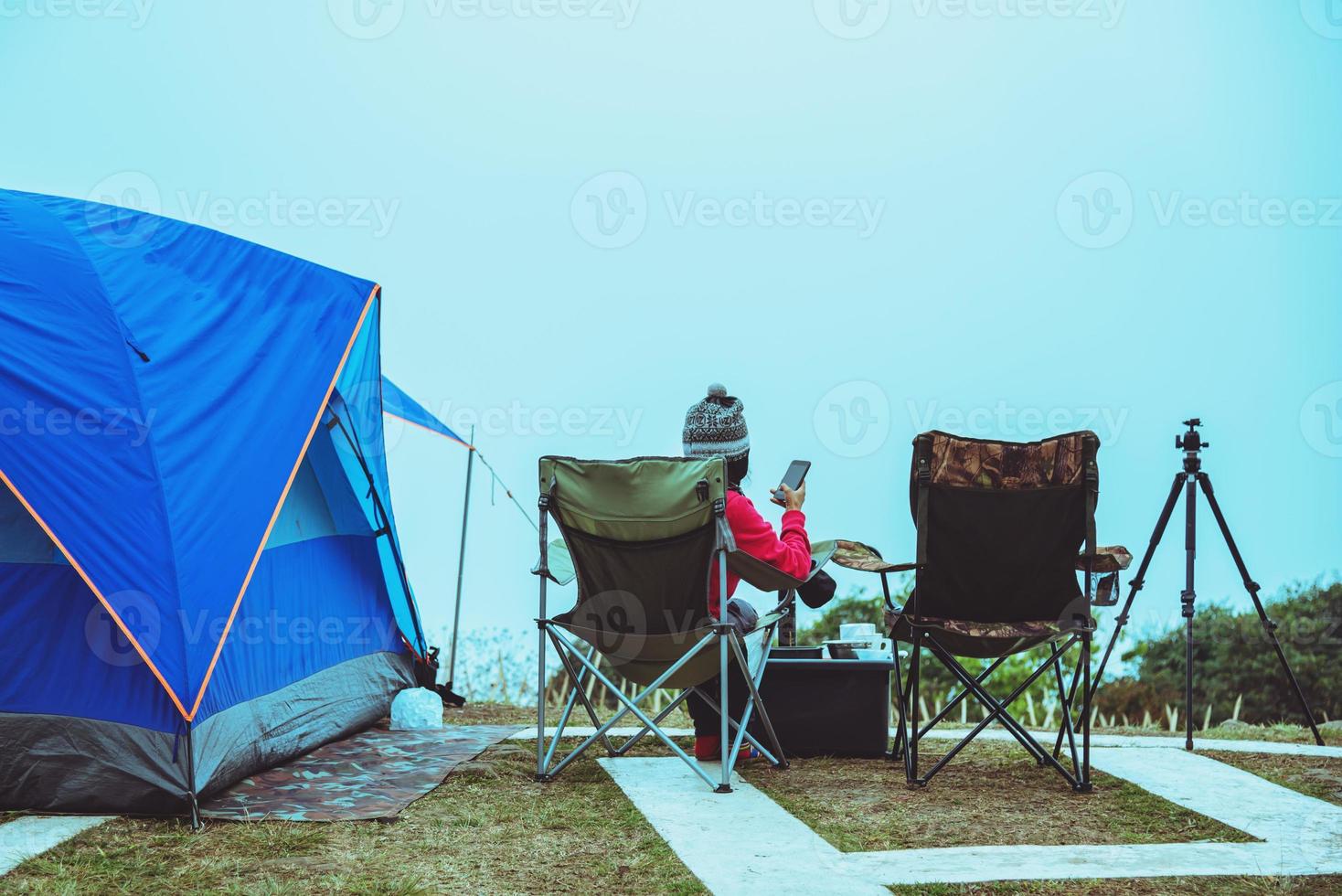 vrouwen aziaten reizen ontspannen kamperen in de vakantie. op de mountain.thailand foto