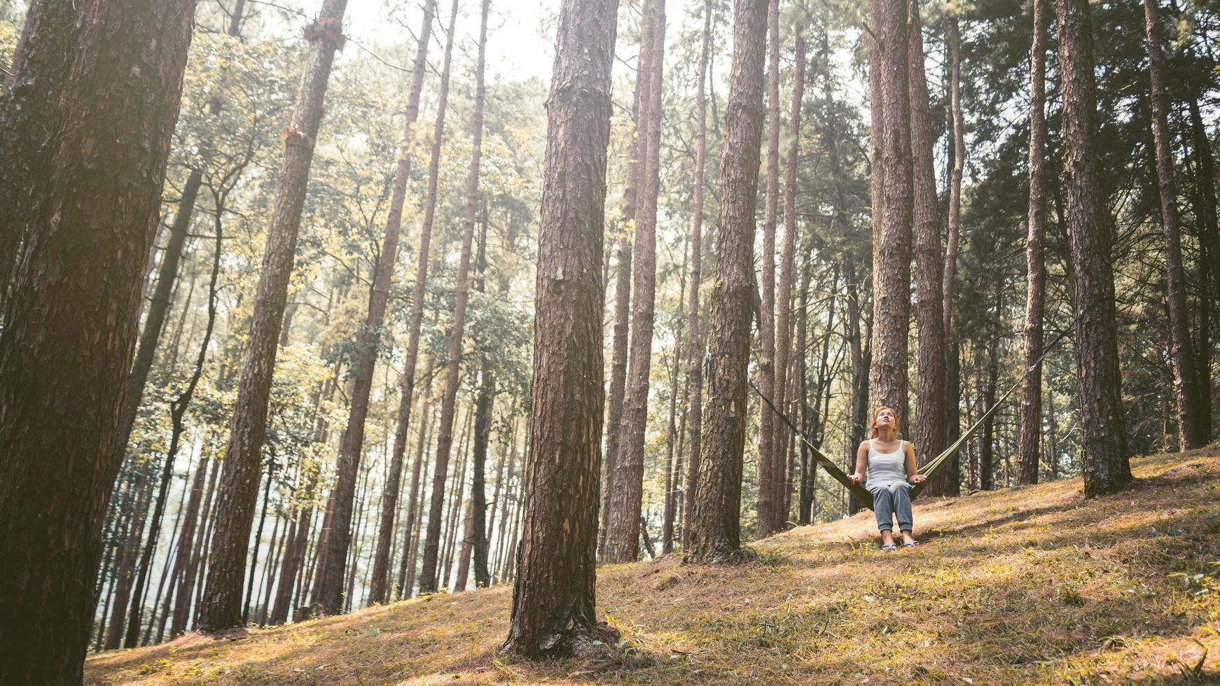 vrouwen zitten leven ontspannen. in de hangmat. in de natuurlijke sfeer in het park foto