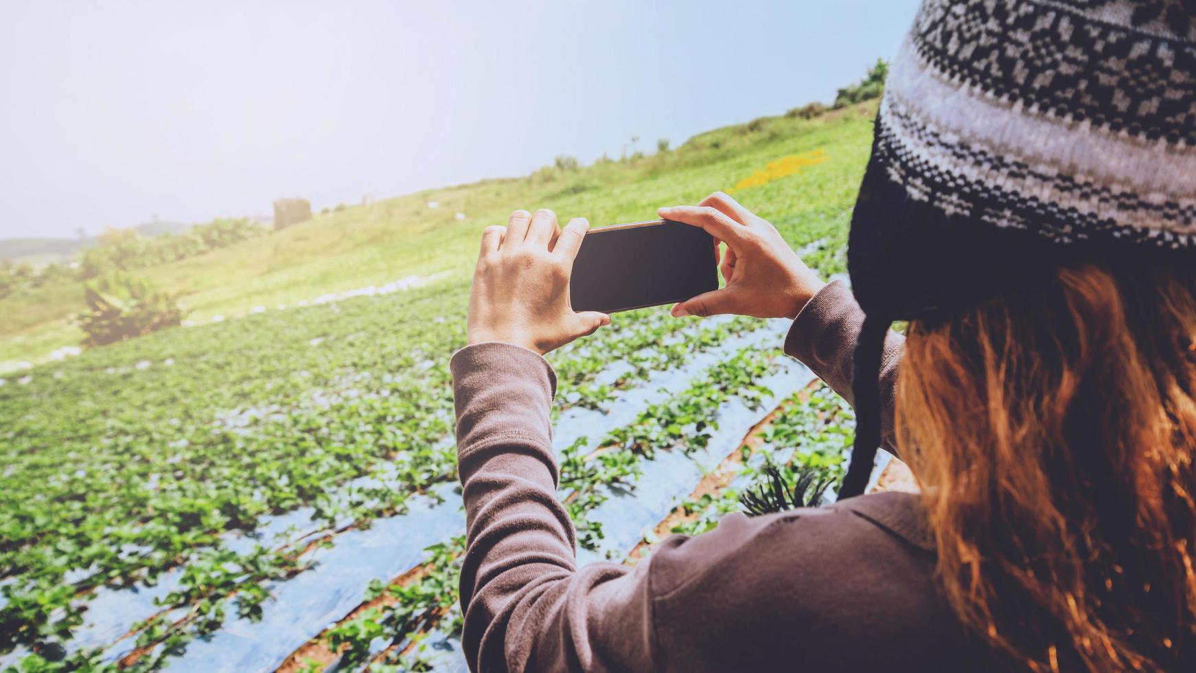 Aziatische vrouwen ontspannen in de vakantie. standfoto in de aardbeienboerderij. bergpark gelukkig. in Thailand foto