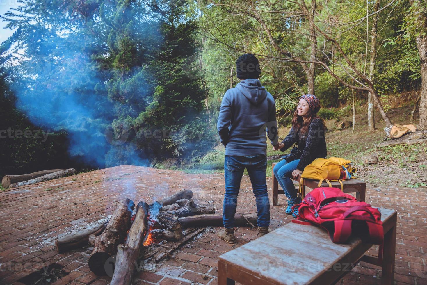 paar reizen foto natuur op de bergen ontspannen in de vakantie. romantiek liefhebbers kampvuur winter