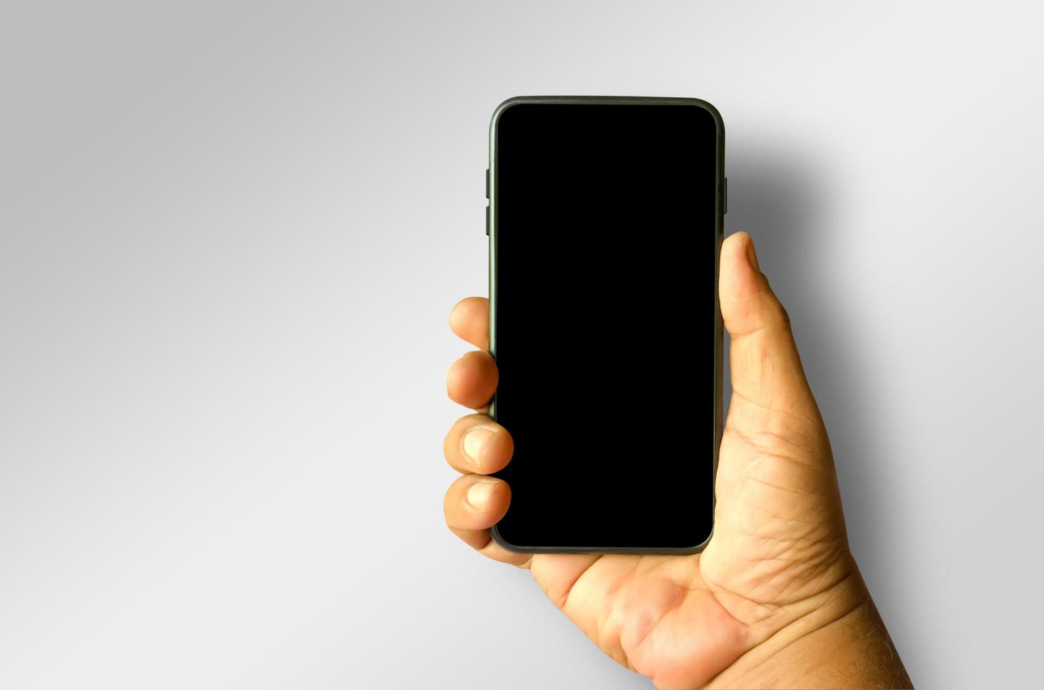 man hand met lege geïsoleerde smartphone achtergrond foto