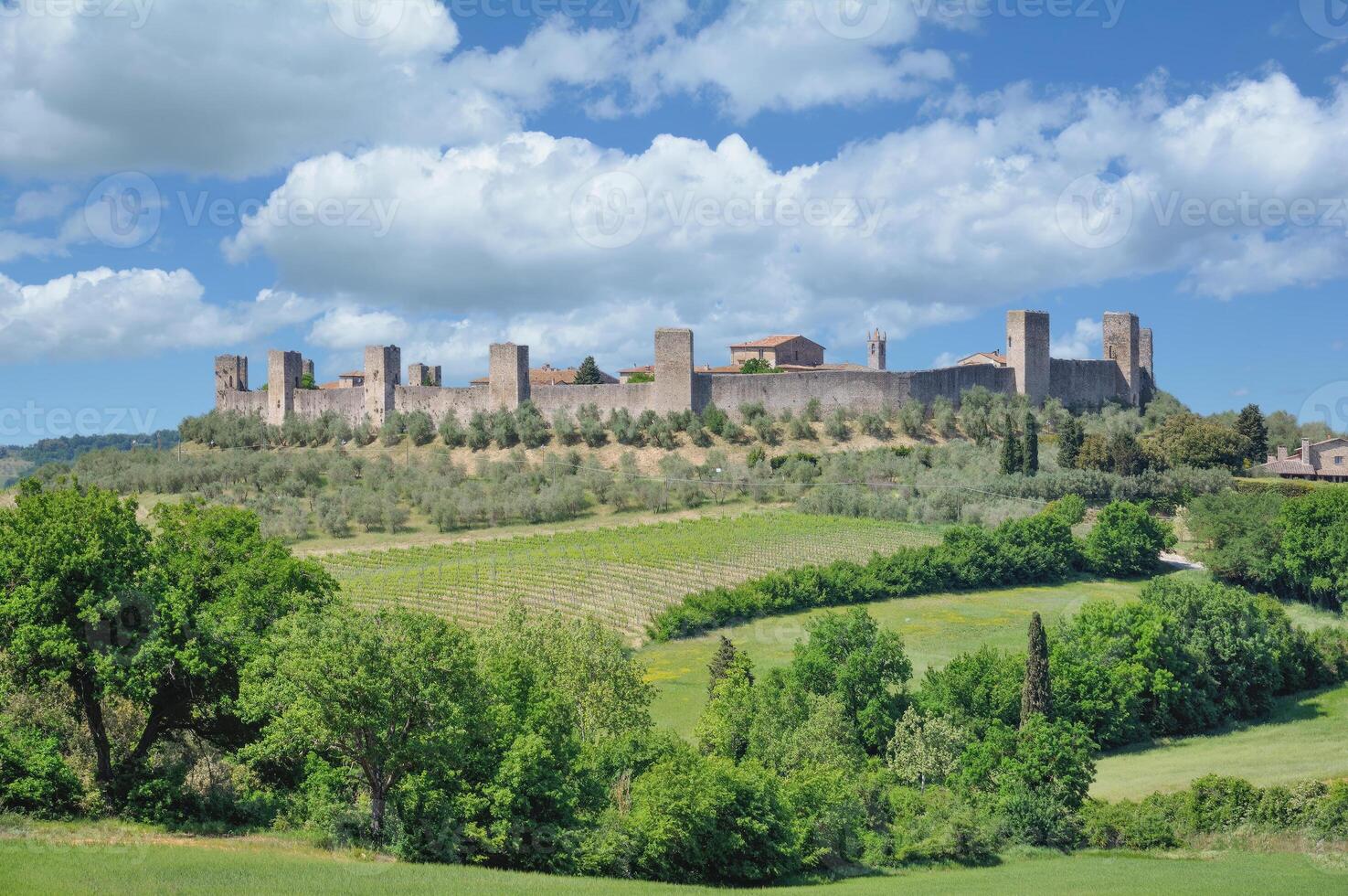 stad- muur en dorp van Monteriggioni, Toscane, Italië foto