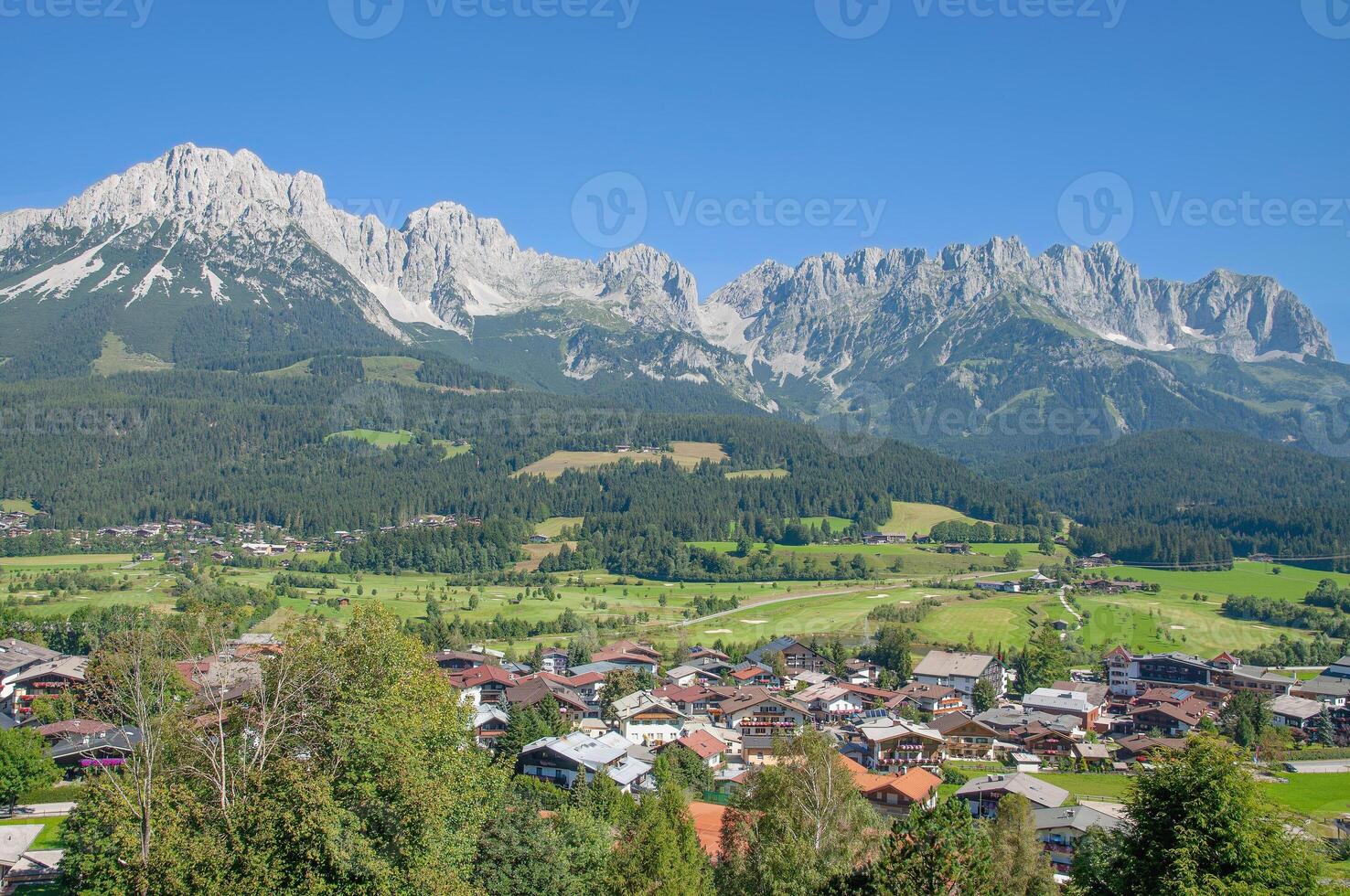 visie van elmau ben wilden kaiser naar Kaisergebirge bergen, tirol, oostenrijk foto